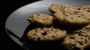 ripresa cinematografica e rotante di biscotti su un piatto - biscotti 174 video