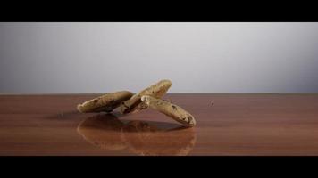 biscoitos caindo de cima para uma superfície reflexiva - biscoitos 023 video