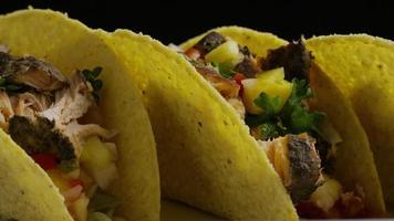 rotierender Schuss von leckeren Fisch-Tacos - Essen 014 video