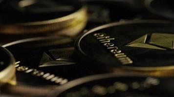 roterande skott av ethereum bitcoins (digital kryptovaluta) - bitcoin ethereum 0052 video