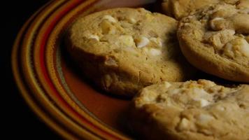 Plano cinematográfico giratorio de galletas en un plato - galletas 334 video