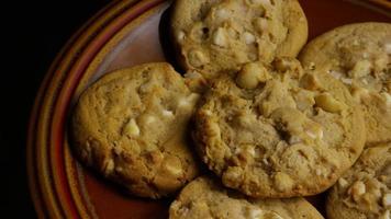 Plano cinematográfico giratorio de galletas en un plato - cookies 325 video