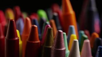 Tir rotatif de crayons de cire de couleur pour le dessin et l'artisanat - crayons 018 video