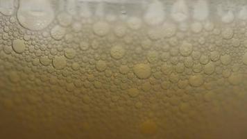 Images au ralenti de fournitures et processus de brassage à domicile de la bière - brassage de bière 050 video