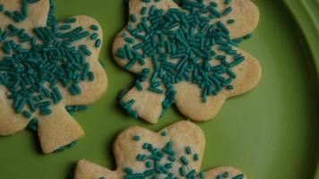 Toma cinematográfica y giratoria de galletas del día de San Patricio en un plato - cookies st patty 002 video