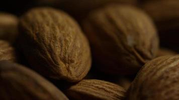 Plan cinématique et rotatif d'amandes sur une surface blanche - amandes 040 video