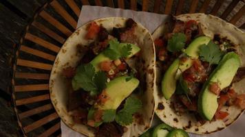 rotierender Schuss von köstlichen Tacos auf einer Holzoberfläche - Grill 130 video