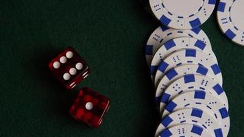 rotierender Schuss von Pokerkarten und Pokerchips auf einer grünen Filzoberfläche - Poker 056