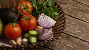 Foto giratoria de hermosas verduras frescas sobre una superficie de madera - barbacoa 120 video