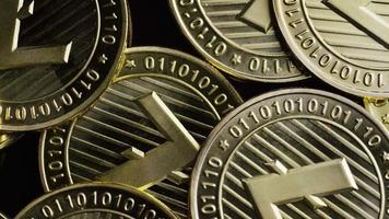 rotierende Aufnahme von Bitcoins (digitale Kryptowährung) - Bitcoin Litecoin 232 video