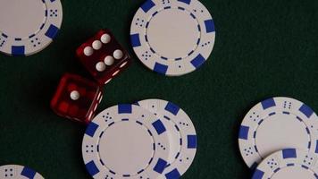 tiro giratório de cartas de pôquer e fichas de pôquer em uma superfície de feltro verde - pôquer 016 video