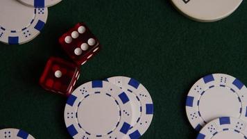 Disparo giratorio de cartas de póquer y fichas de póquer sobre una superficie de fieltro verde - Poker 017 video