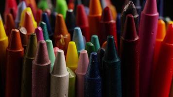 Tir rotatif de crayons de cire de couleur pour le dessin et l'artisanat - crayons 003 video