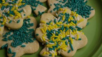 filmische, rotierende Aufnahme von Saint Patty's Day Cookies auf einem Teller - Cookies St Patty 005 video