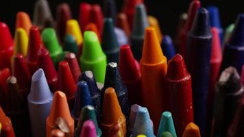 Tir rotatif de crayons de cire de couleur pour le dessin et l'artisanat - crayons 012 video