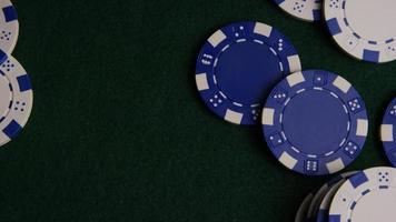 Foto giratoria de cartas de póquer y fichas de póquer sobre una superficie de fieltro verde - póquer 021 video