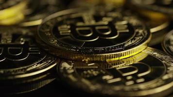 rotierende Aufnahme von Bitcoins (digitale Kryptowährung) - Bitcoin 0563 video