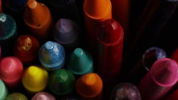 Tir rotatif de crayons de cire de couleur pour le dessin et l'artisanat - crayons 008 video