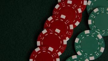 rotierender Schuss von Pokerkarten und Pokerchips auf einer grünen Filzoberfläche - Poker 047