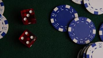 Disparo giratorio de cartas de póquer y fichas de póquer sobre una superficie de fieltro verde - póquer 019 video