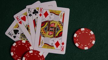 colpo rotante di carte da poker e fiches da poker su una superficie di feltro verde - poker 008