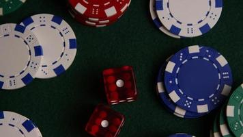 colpo rotante di carte da poker e fiches da poker su una superficie di feltro verde - poker 028 video