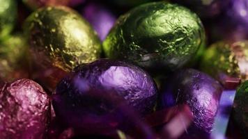 colpo rotante di caramelle colorate di Pasqua su un letto di erba di Pasqua - Pasqua 242 video
