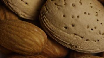 tir cinématique et rotatif d'amandes sur une surface blanche - amandes 176 video