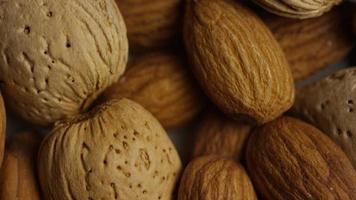 tir cinématique et rotatif d'amandes sur une surface blanche - amandes 173 video