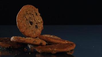 biscotti che cadono e rimbalzano in ultra slow motion (1.500 fps) su una superficie riflettente - cookies phantom 069 video