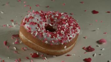 donuts vallen en stuiteren in ultra slow motion (1500 fps) op een reflecterend oppervlak - donuts phantom 028 video