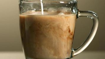 melk in ultra slow motion (1500 fps) in koffie gegoten - coffee w milk phantom 009 video