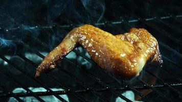 asar alitas de pollo a la barbacoa en cámara ultra lenta (1,500 fps) en una parrilla ahumada de madera - bbq phantom 013 video