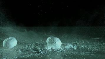 donuts caindo e quicando em ultra slow motion (1.500 fps) em uma superfície reflexiva - donuts phantom 006 video