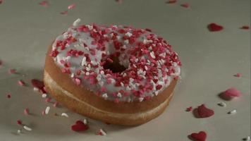 donuts vallen en stuiteren in ultra slow motion (1500 fps) op een reflecterend oppervlak - donuts phantom 026 video