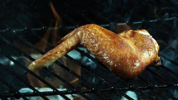 asar alitas de pollo a la barbacoa en cámara ultra lenta (1,500 fps) en una parrilla ahumada de madera - bbq phantom 014 video