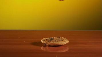 biscoitos caindo e quicando em ultra slow motion (1.500 fps) em uma superfície reflexiva - cookies fantasma 012 video
