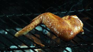 assando asas de frango para churrasco em ultra slow motion (1.500 fps) em uma grelha de madeira defumada - churrasco fantasma 015 video