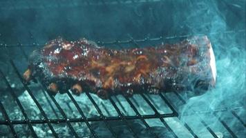 grigliare costolette barbecue in ultra slow motion (1.500 fps) su una griglia affumicata a legna - bbq phantom 018 video