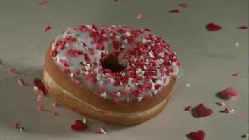 ciambelle che cadono e rimbalzano in ultra slow motion (1.500 fps) su una superficie riflettente - donuts phantom 025 video