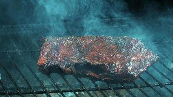 asar costillas a la barbacoa en cámara ultra lenta (1,500 fps) en una parrilla de madera ahumada - bbq phantom 024 video