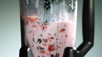 fruit dans le mélangeur en ultra ralenti (1500 images par seconde) - mélangeur phantom 002