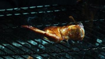BBQ-kippenvleugels grillen in ultra slow motion (1.500 fps) op een houtgerookte grill - bbq phantom 016