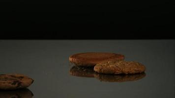 koekjes vallen en stuiteren in ultra slow motion (1500 fps) op een reflecterend oppervlak - cookies phantom 134 video