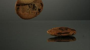 biscoitos caindo e quicando em ultra slow motion (1.500 fps) em uma superfície reflexiva - cookies fantasma 123 video