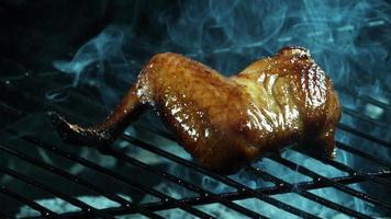 asar alitas de pollo a la barbacoa en cámara ultra lenta (1,500 fps) en una parrilla ahumada de madera - bbq phantom 011 video