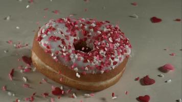 ciambelle che cadono e rimbalzano in ultra slow motion (1.500 fps) su una superficie riflettente - donuts phantom 027 video