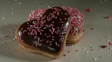 Donuts fallen und springen in Ultra-Zeitlupe (1.500 fps) auf eine reflektierende Oberfläche - Donuts Phantom 022 video