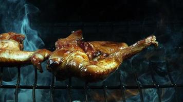 griller des ailes de poulet barbecue au ralenti (1500 images par seconde) sur un gril au bois fumé - bbq phantom 001 video