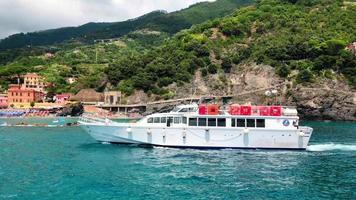 passerende boot op het strand van monterosso al mare in 4k video